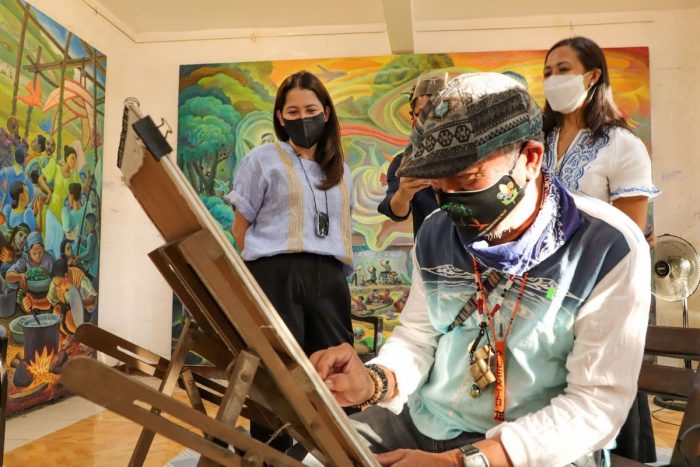 DOT Secretary Bernadette Romulo-Puyat joins a local artist for a portrait session at the Nemiranda Art Gallery in Angono, which houses the artwoks of renowned painter and sculptor Nemesio Miranda, Jr., a National Artist nominee