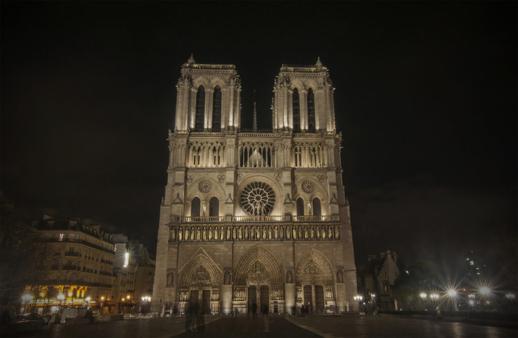 There were always people at night on the wide plaza till the early hours of the morning.