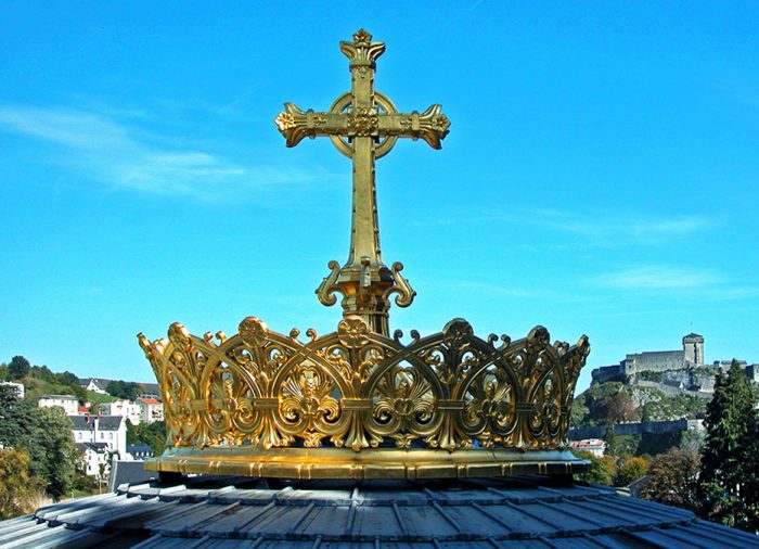 Golden crown above the lower basilica dome.