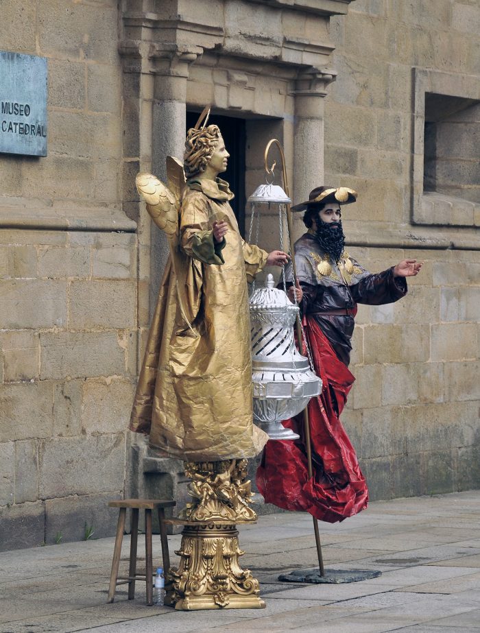 Mimes standing on Obraidoro Square.