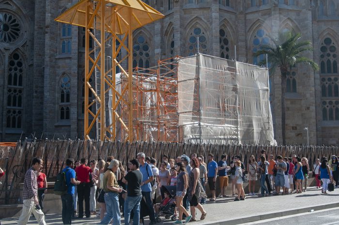 It's a long queue at the ticket entrance.