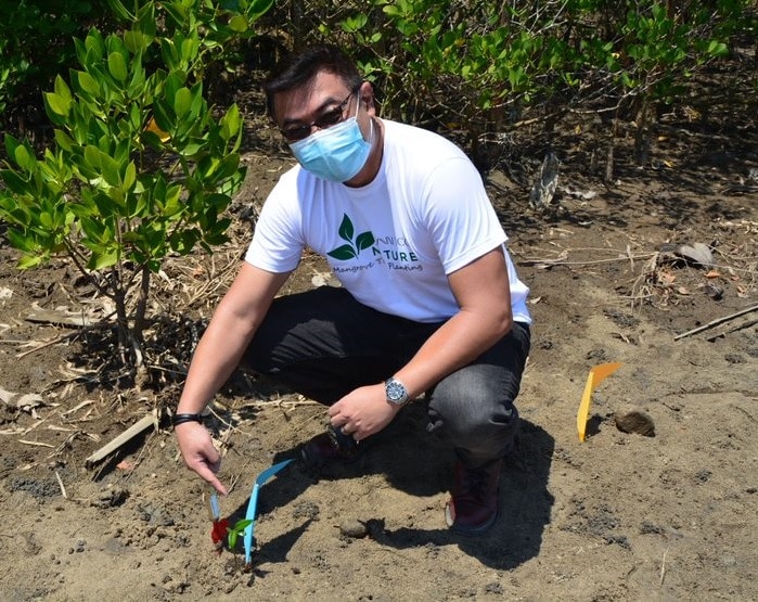 Landco President and CEO Erickson Manzano led the mangrove tree planting of about 3,000 saplings at an estuary in Laiya, San Juan, Batangas, as part of the company’s commitment to environmental and community sustainability.