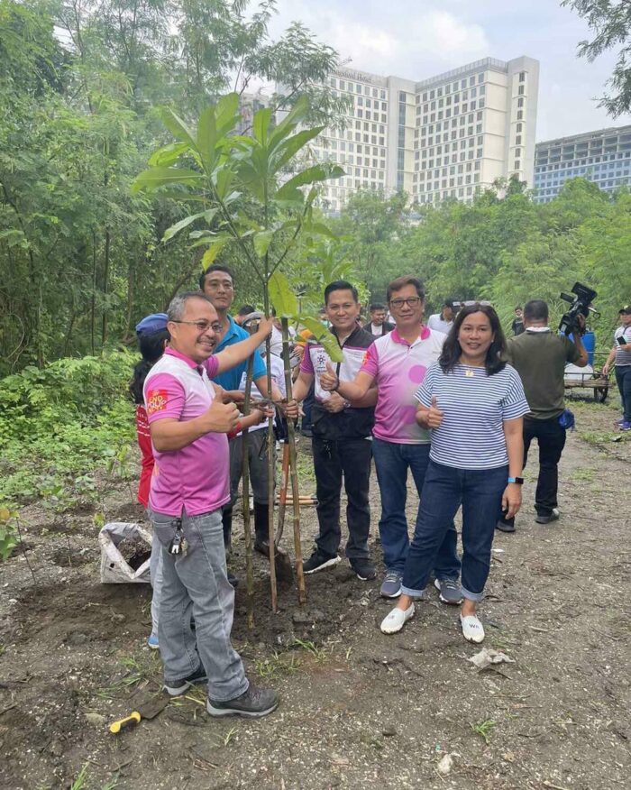 NPF Executive Director Gertie Duran-Batocabe with members of the Rotary Club Canlubang