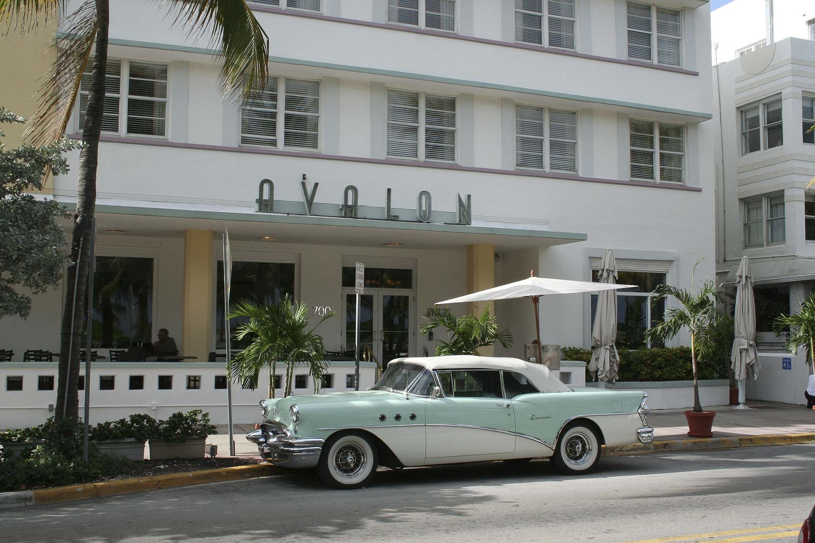 Cruise along Ocean Drive in Miami Florinda 