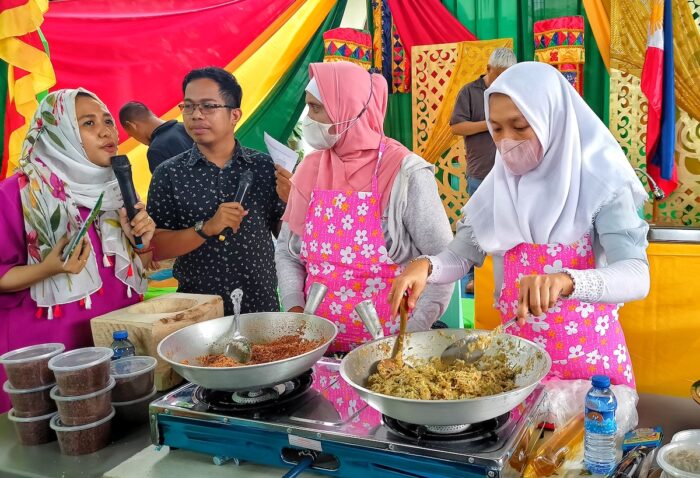 Local cooks shows off the preparation of some of the finest Moro desserts