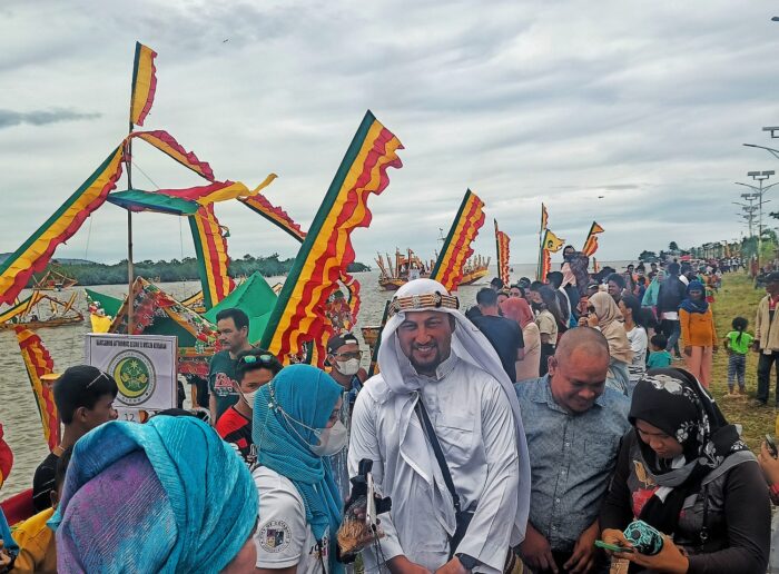 An Arab-looking actor portrayed Shariff Kabunsuan during the Guinakit Fluvial parade