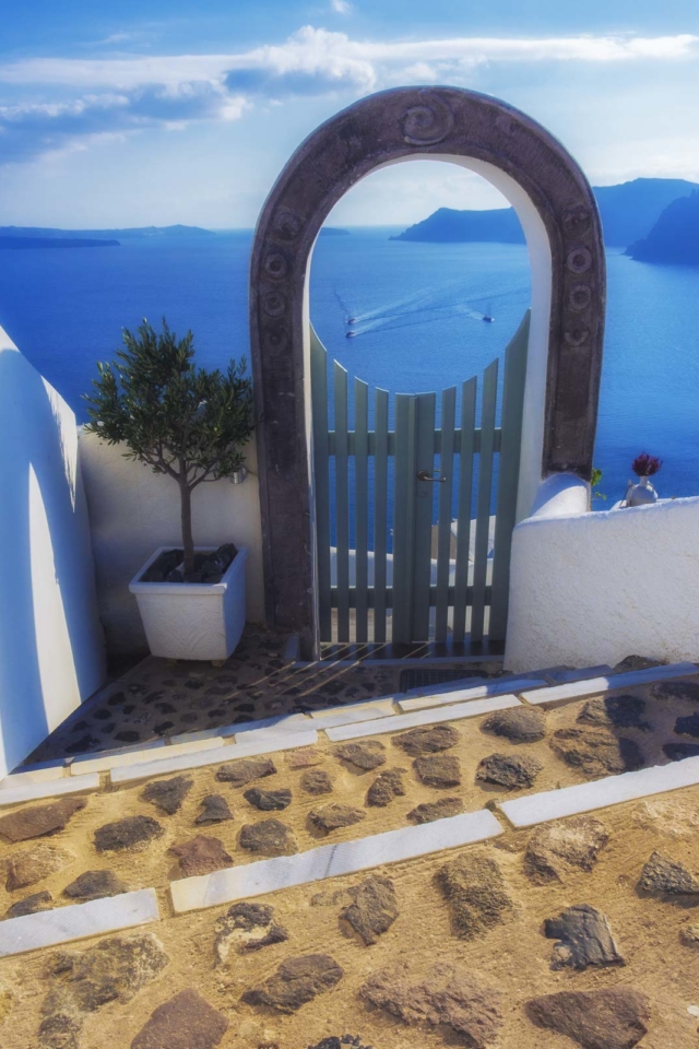 How to save money in Santorini