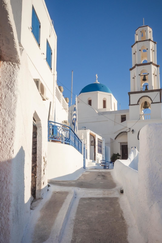 Witewashed streets of Pyrgos Santorini