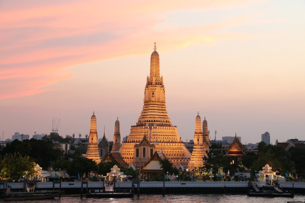 Sunset at Wat Arun Ratchawararam Ratchawaramahawihan