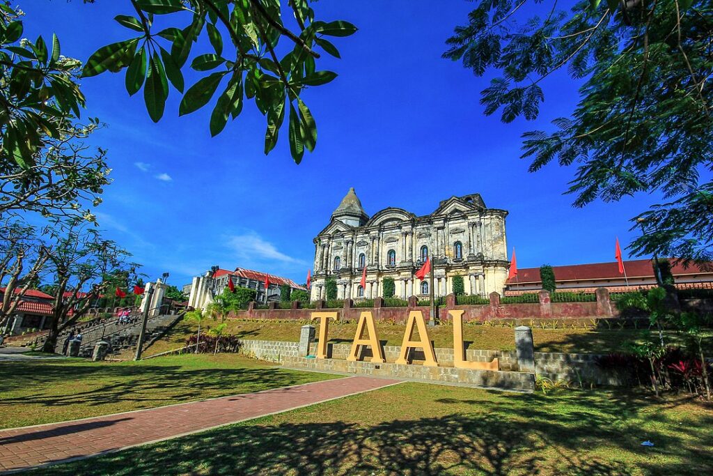 Taal Basilica - St. Martin de Tours Basilica by Allan Castaneda via Wikimedia cc