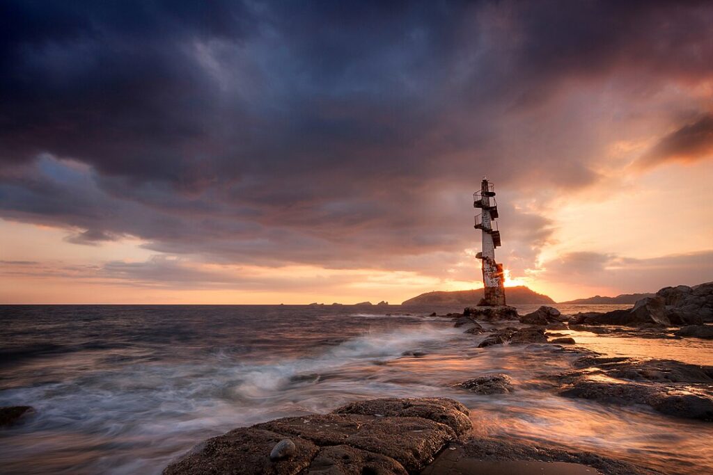 Sisiman Lighthouse by Froi Rivera via Wikimedia cc