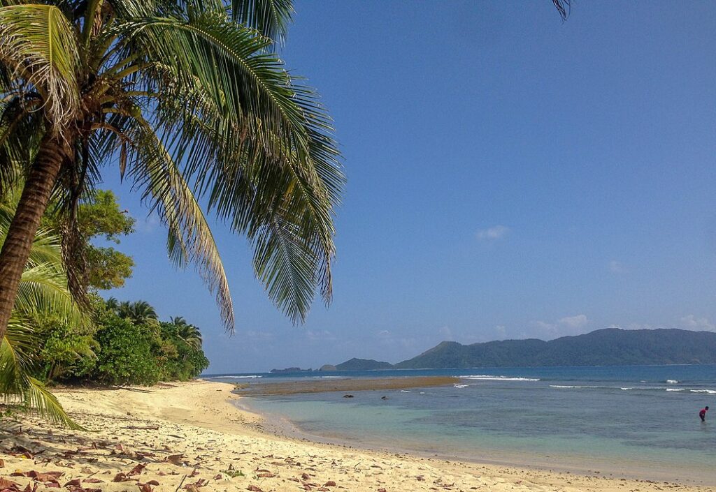 Casapsapan Beach by Kyendc via Wikimedia cc